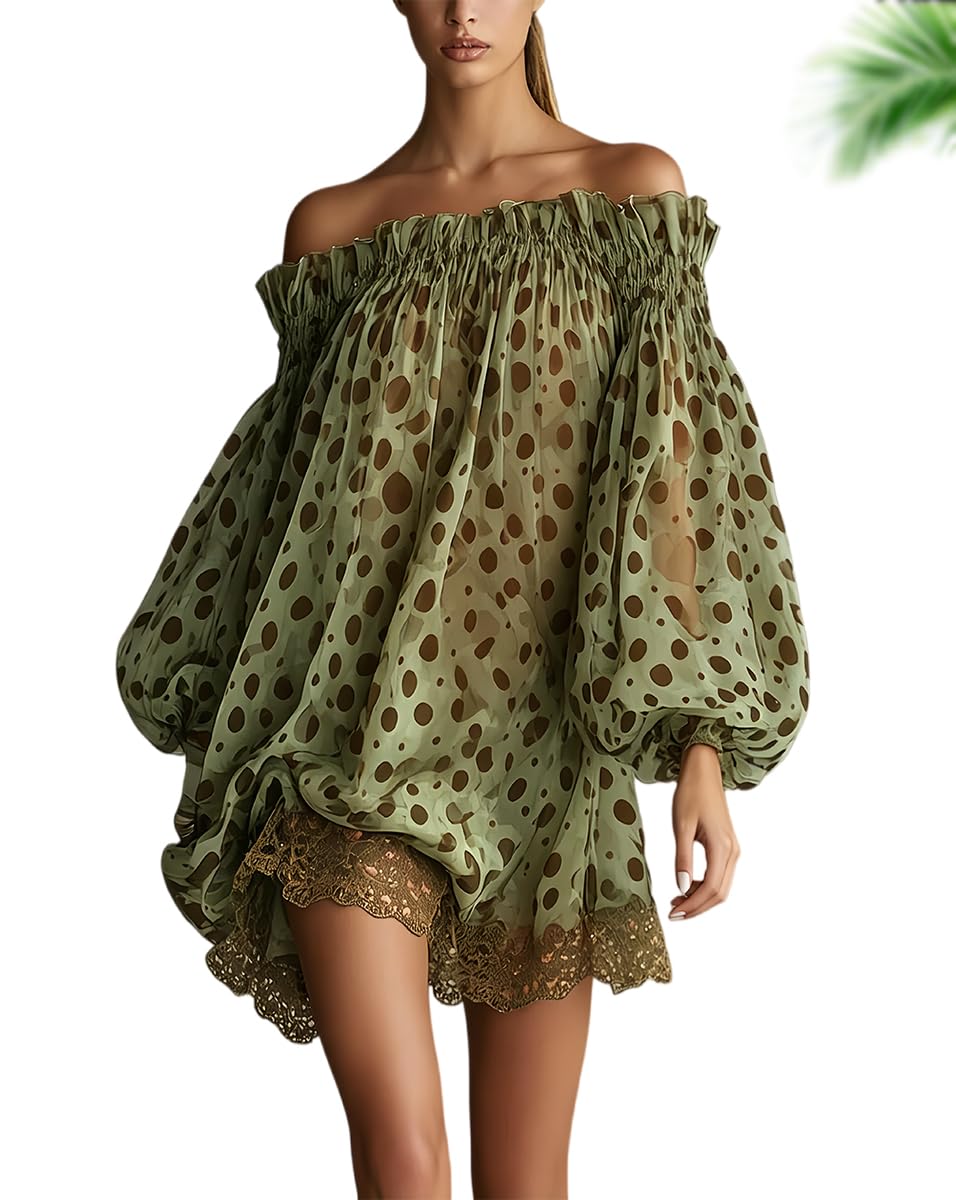 Generico Abito Corto in Chiffon Verde a Pois con Spalle Scoperte e Orlo in Pizzo. Abito in Chiffon Stampato con Spalle Scoperte e Maniche a Sbuffo.