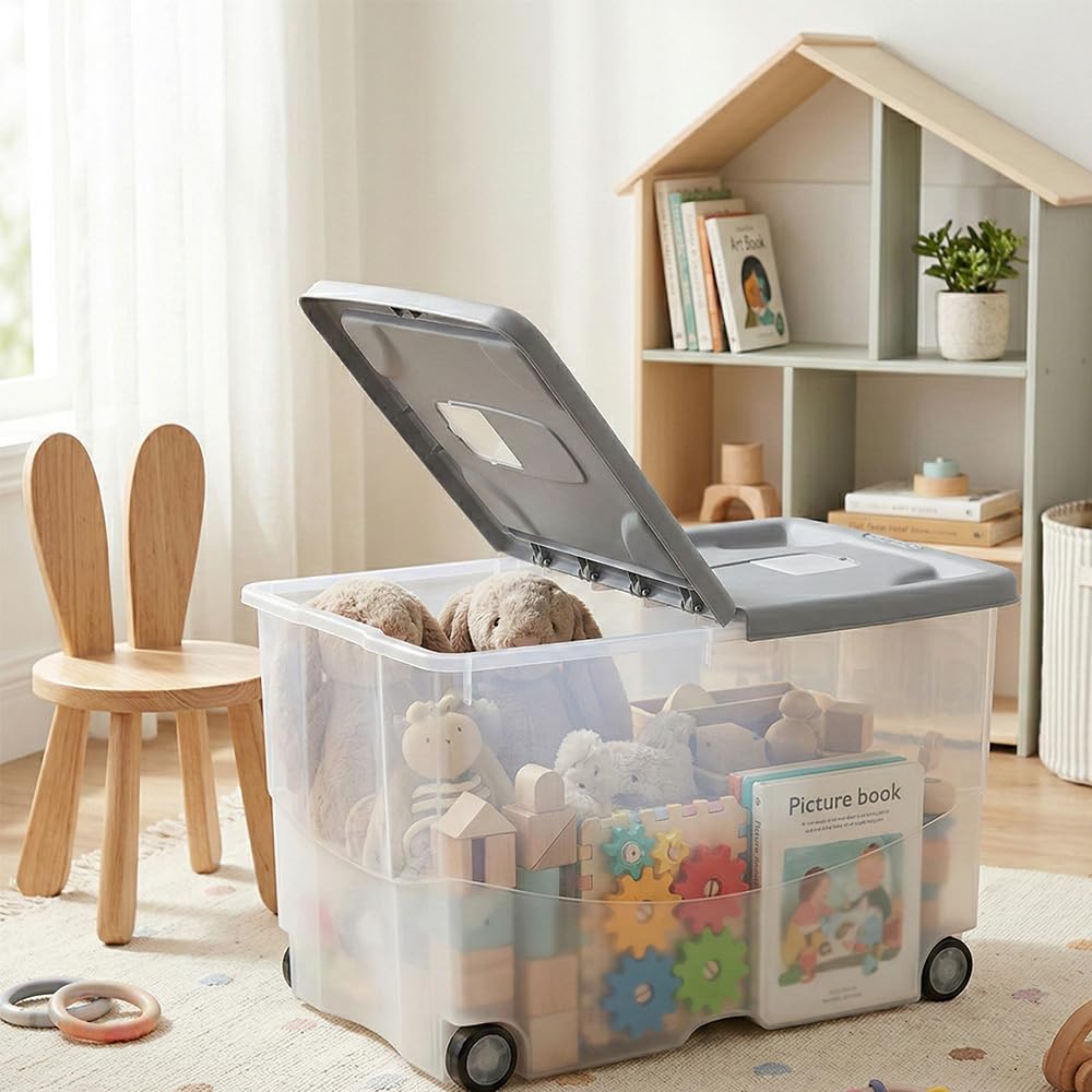 Set 2 Contenitore Multiuso 57 Litri con 4 Ruote Coperchio Grigio Doppia Apertura Box Organizer casa con Tasca Antitarme H36 x L56 x P38 cm in Plastica BPA Free portaoggetti salvaspazio Made in Italy
