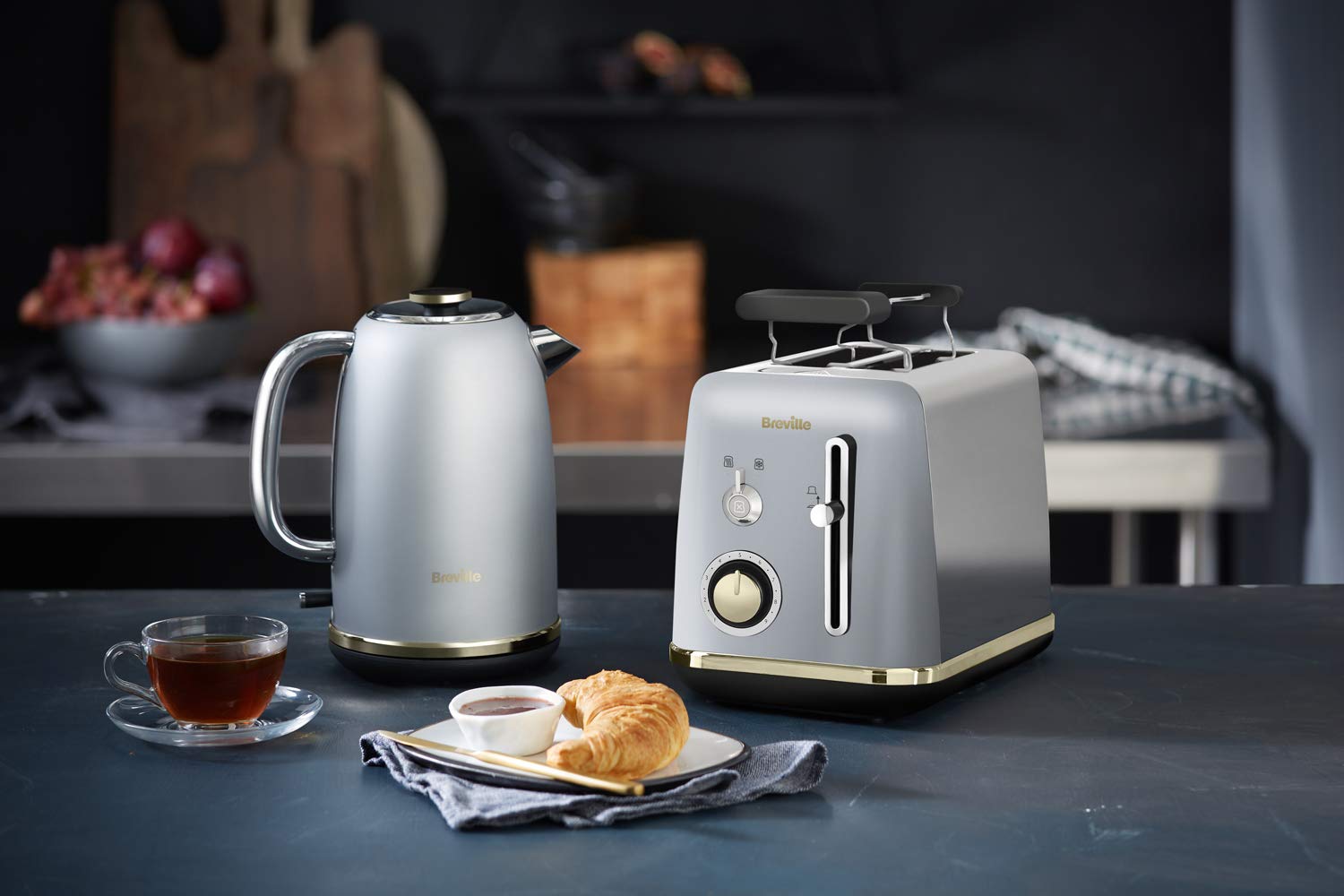 Breville tostador de 2 rebanadas con bandeja para calentar bollería, colección Mostra, color plateado Moonshine Silver con detalles dorados [VTT935X]
