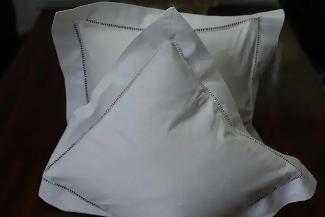 Weiße Baumwoll-Kissenhülle 40x40 mit Hotelverschluss – 2er Pack Hohlsaum