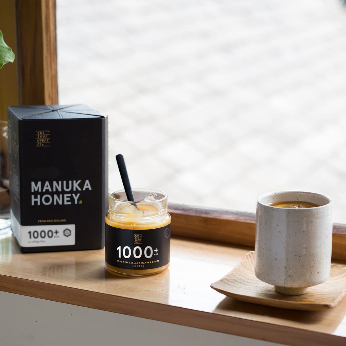 The True Honey Co. Manuka Honig MGO 1000+ (UMF 22+) 250g | MGO & UMF-zertifiziert | Exklusiv und Hochqualitativ | Hergestellt und Verpackt in Neuseeland | Im Glas mit Signature Box | Von NZfyMe