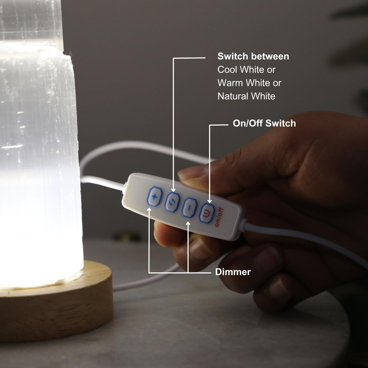 VL Pure Selenit USB Crystal Rock Dimmbare Lampe mit 3 wechselbaren Farben Bergturm Lampe Handgefertigte Holzbasis Meditation Heilung Energie Mineral Heimdekoration (20cm)