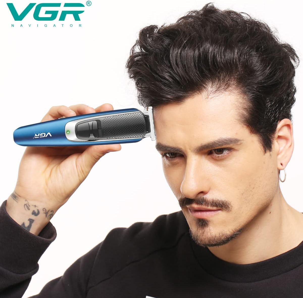 Man using VGR V-172 trimmer on his hair