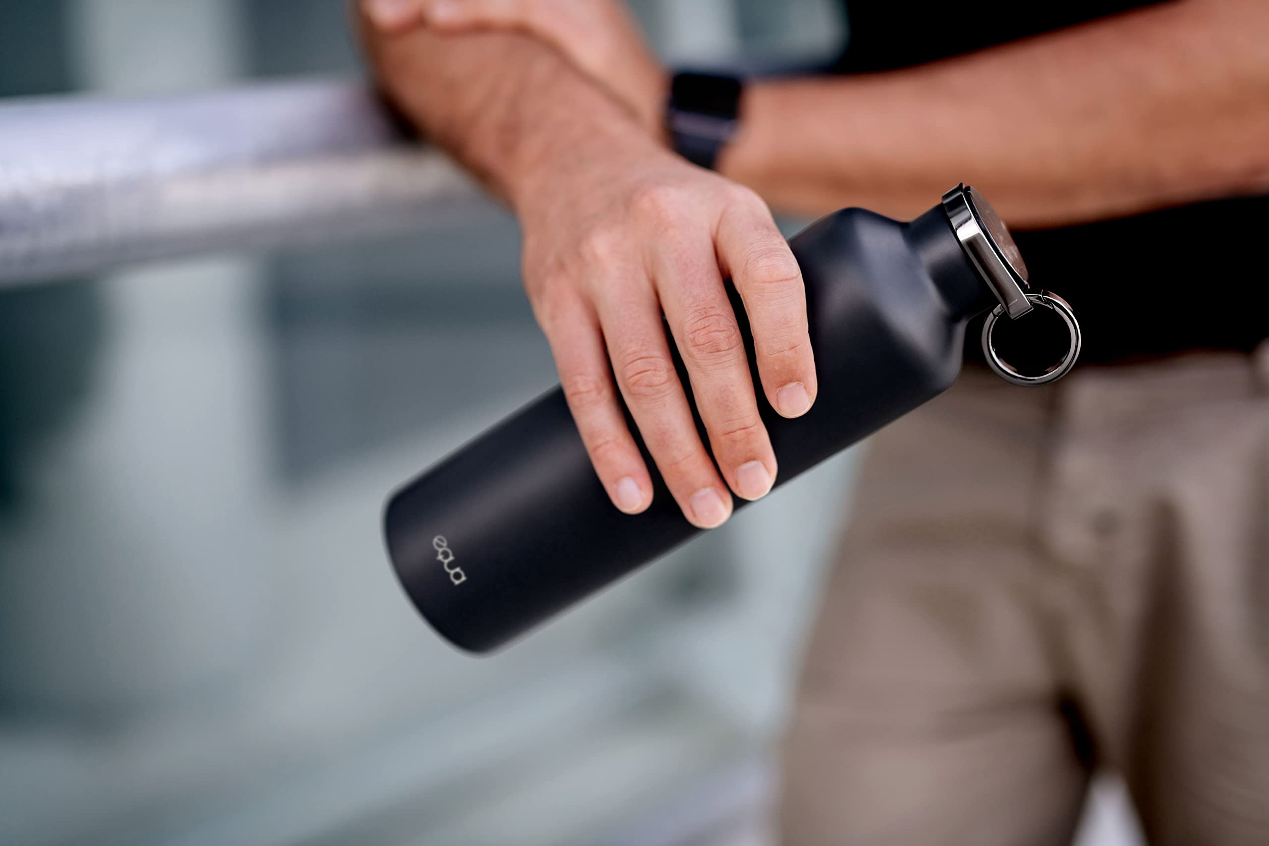 EQUA Smart Borraccia – 23 oz – Connessione Bluetooth con app e segnale luminoso – Bottiglia termica a doppia parete in acciaio inox – Coperchio in metallo
