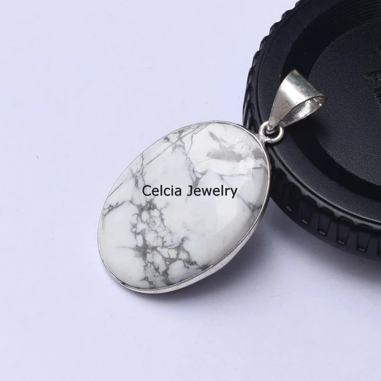 Massiver 925er Sterlingsilber-Anhänger für Damen und Herren, echter ovaler Howlith-Cabochon, weißer Edelstein, einzigartiger handgefertigter Anhänger für Sie und Ihn