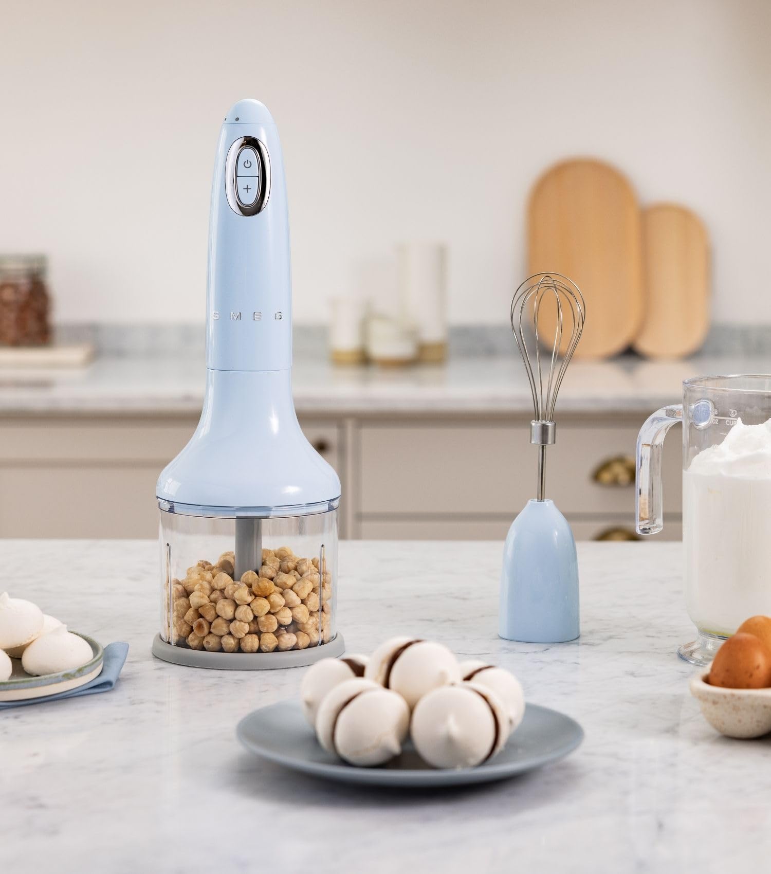 Smeg, Frullatore a Immersione HBF03CREU, Funzione Turbo e Sistema di Taglio Flowblend, con Impugnatura Antiscivolo, Avvolgicavo Integrato, Accessori Inclusi, Potenza 700W, Crema