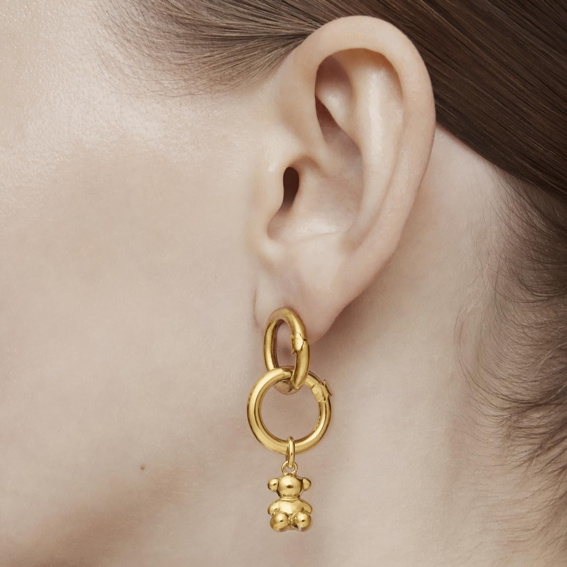 TOUS Colgante Anilla con Baño de Oro 18Kt sobre Plata con Motivo de Oso 16mm Elegante y Combinable, Colección Hold