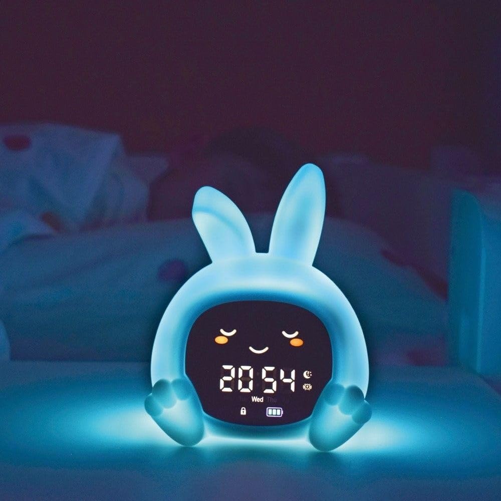 ZAZU Sarah Sleep Trainer per bambini, luce notturna (5 colori), macchina sonora, sveglia con 6 suoni, apertura e chiusura degli occhi, ricaricabile con USB