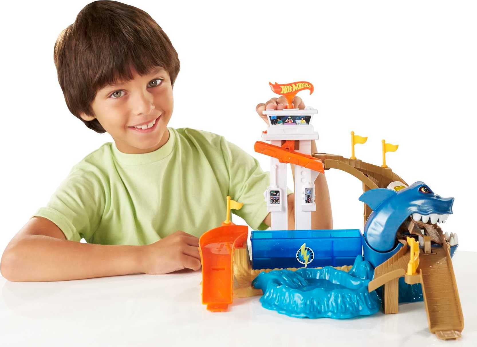 Hot Wheels Piste Attaque Requin, Coffret de Jeu avec 2 Zones de Changement de Couleur et Un véhicule Color Shifters Inclus, Jouet pour Enfant, BGK04