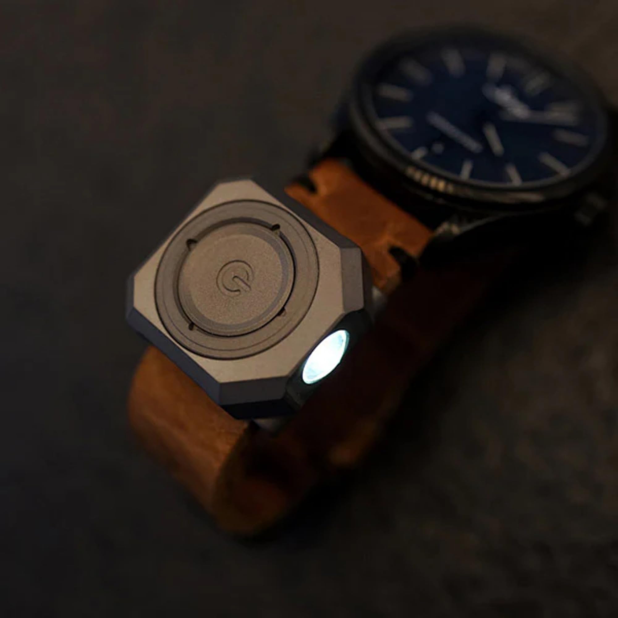 MecArmy CPLU - Linterna EDC con luz de muñeca para correa de reloj (titanio arenado)