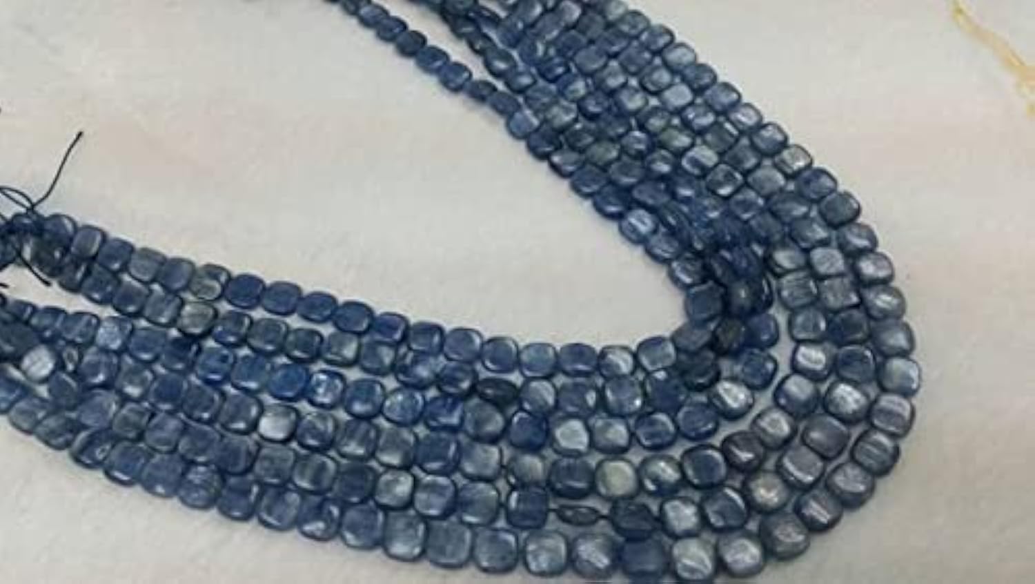 Perles de cyanite bleue de qualité rare en forme de carrés lisses pour bijoux d'exception