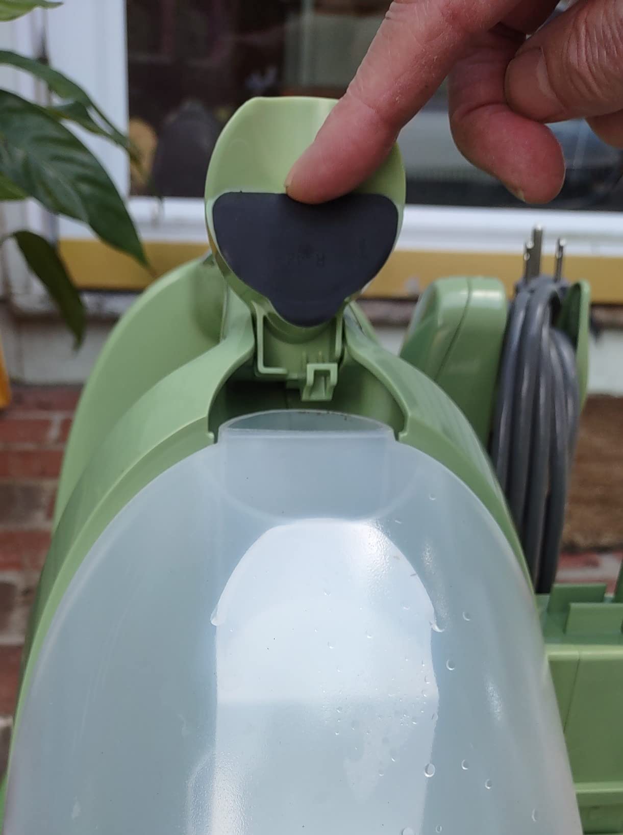 Cleaned the carpet and the cloth seats on a 22-year-old car... good unit