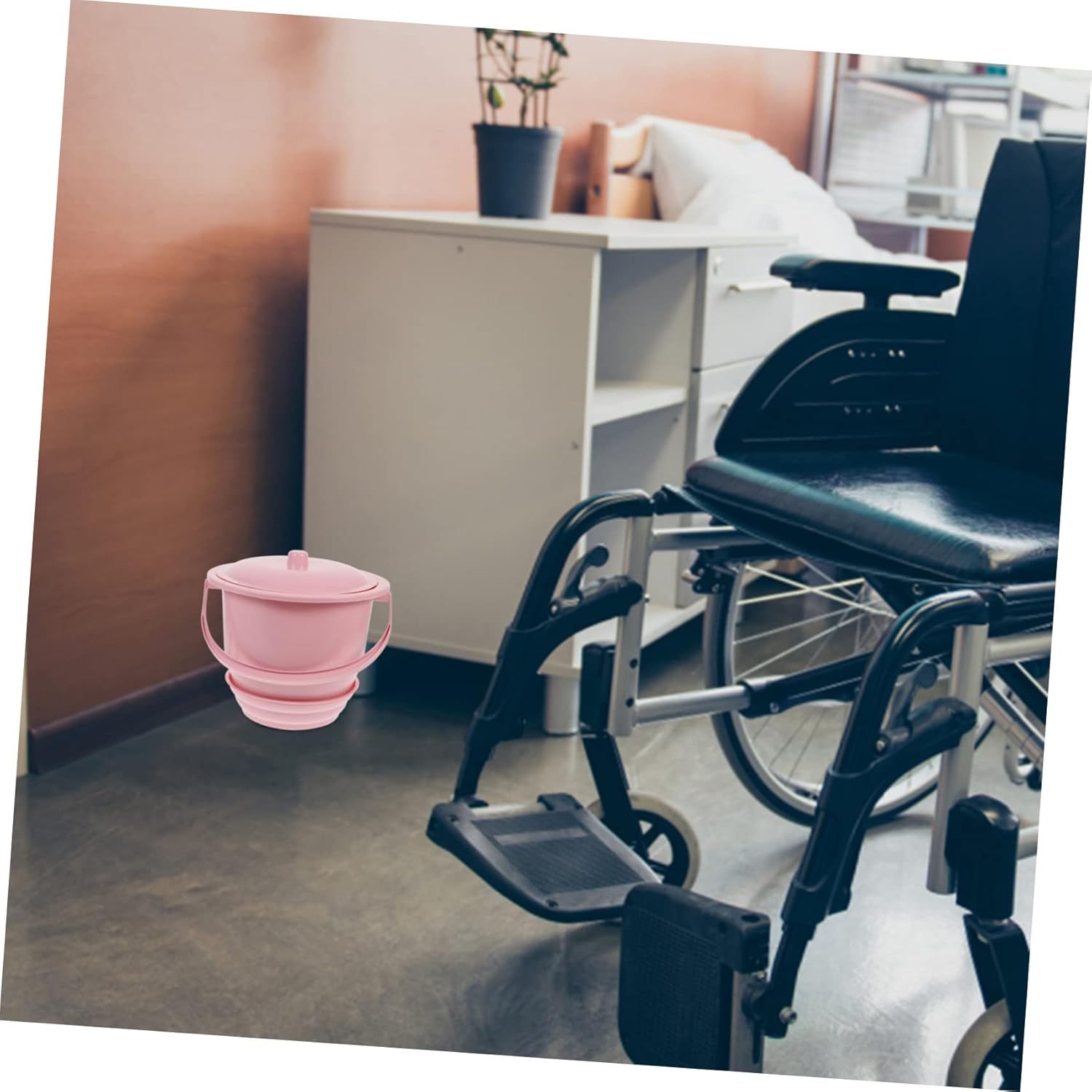 1Pc Handheld Spittoon with Lid Thickened Urine Bucket for Adults Portable Piss Pot for Home Use for Elderly and Durable Material