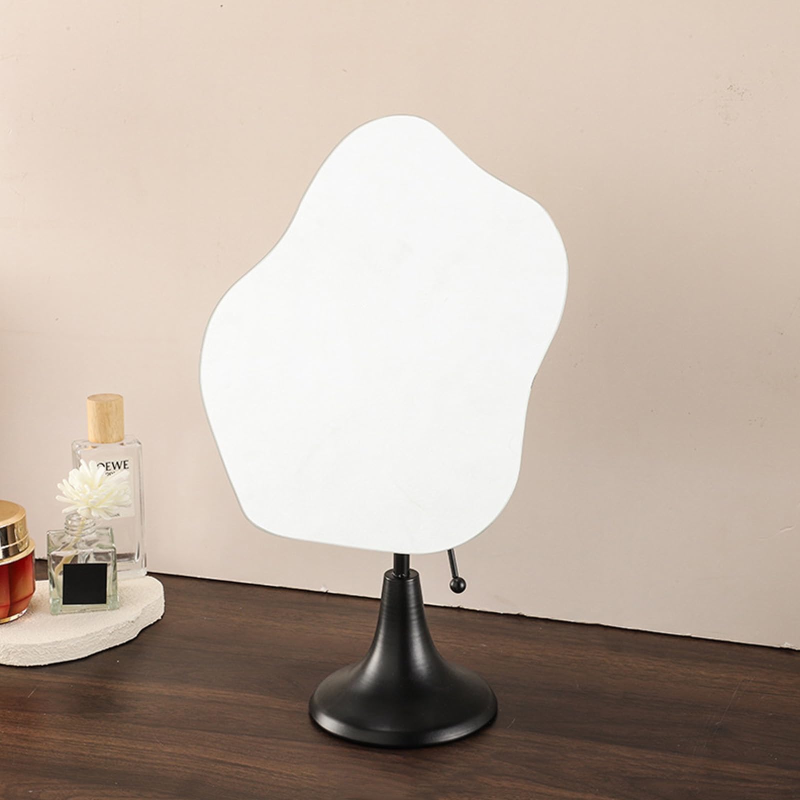 Espejo de mesa asimétrico y moderno con base oscura para el tocador