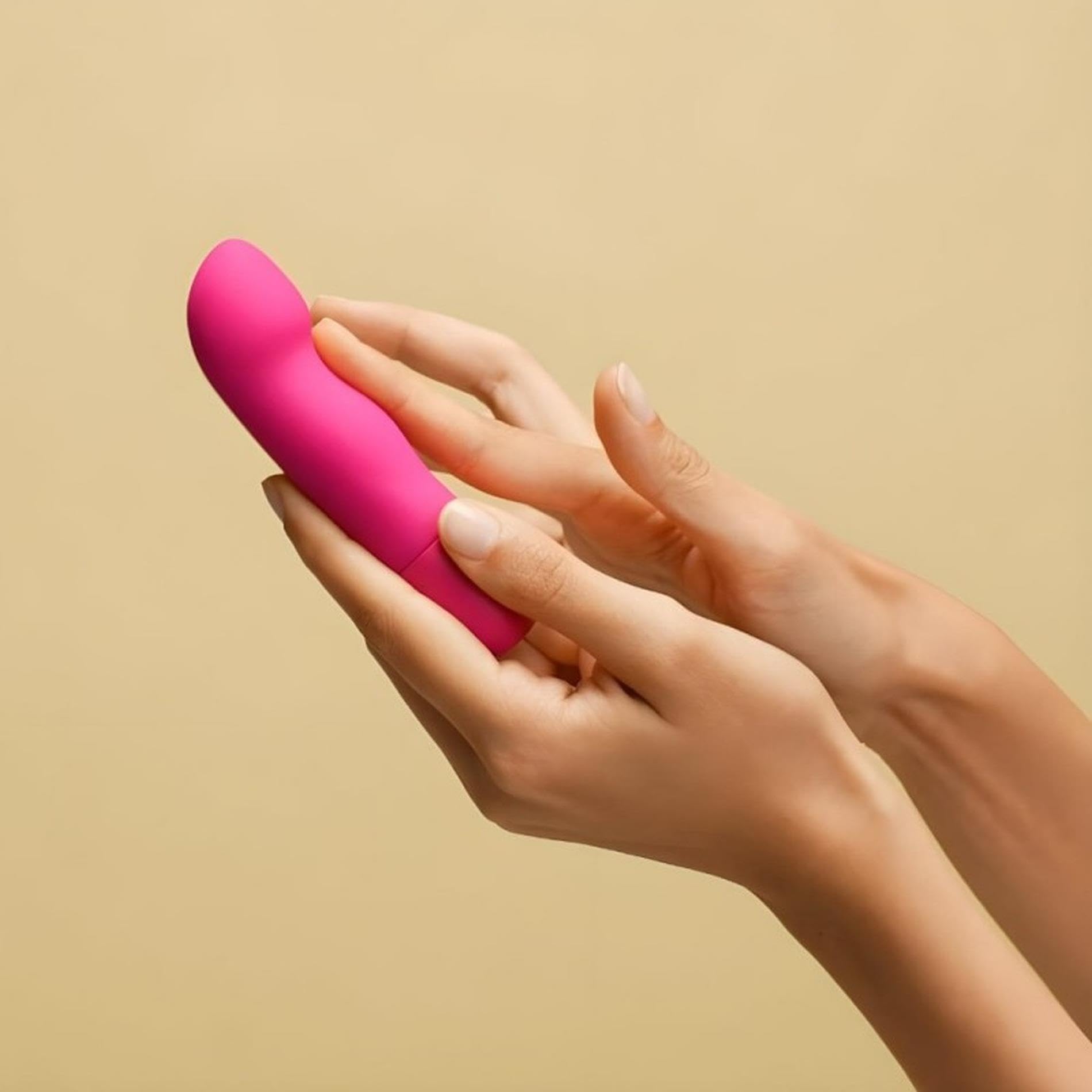 Control Cosmic Pleasure, Mini Stimolatore con Design a Curva, Silicone medico senza Ftalati e Skin Friendly, Impermeabile e sommergibile (IPX7)