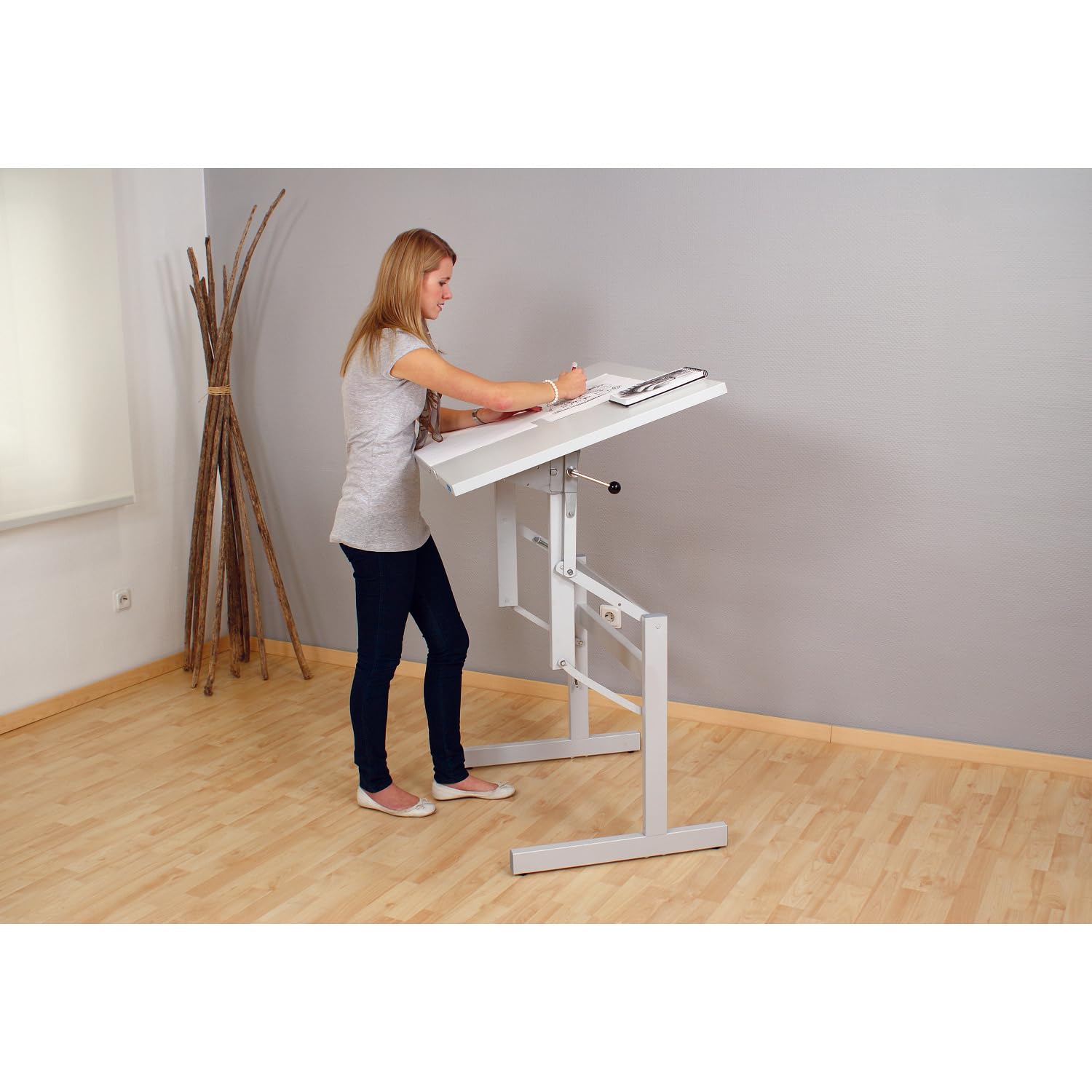 Therapietisch ergo S 72 | Höhenverstell- & Neigbarer Tisch für Therapeuten | Rollstuhlunterfahrbar | Platzsparend | Weiß | Ideal für Kliniken & Praxen