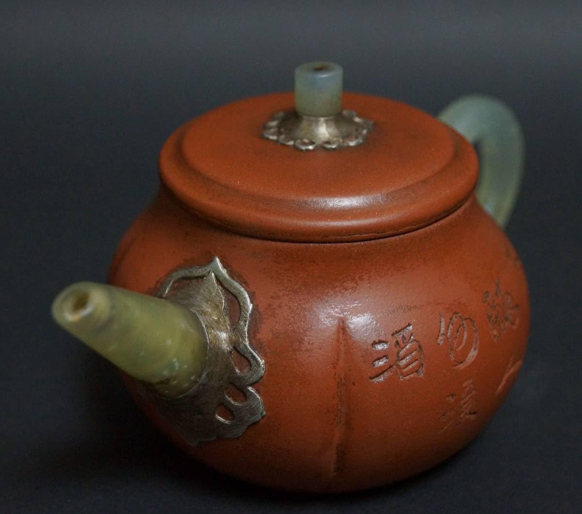 清 竹林深處 幽逸公款 紫砂朱泥急須 胴刻『漢詩文』玉鉄砲口持ち手/玉摘 錫象嵌 清 竹林深處 幽逸公款 紫砂朱泥急須 胴刻『漢詩文』玉