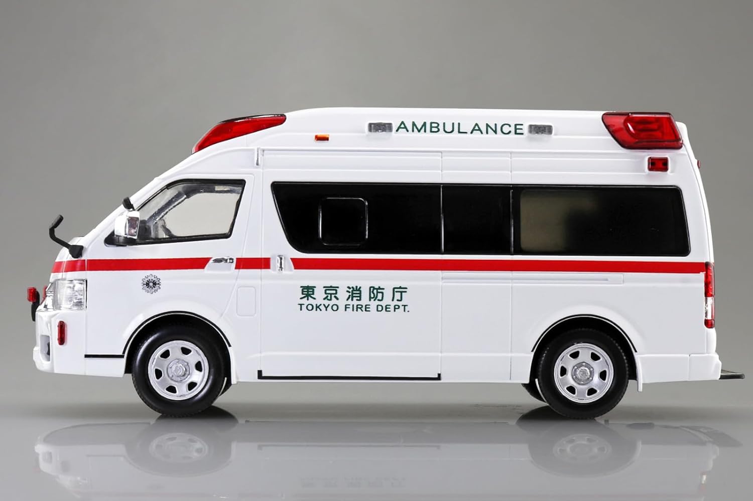 Aoshima Toyota Himedic 1:32 Scale Model Kit