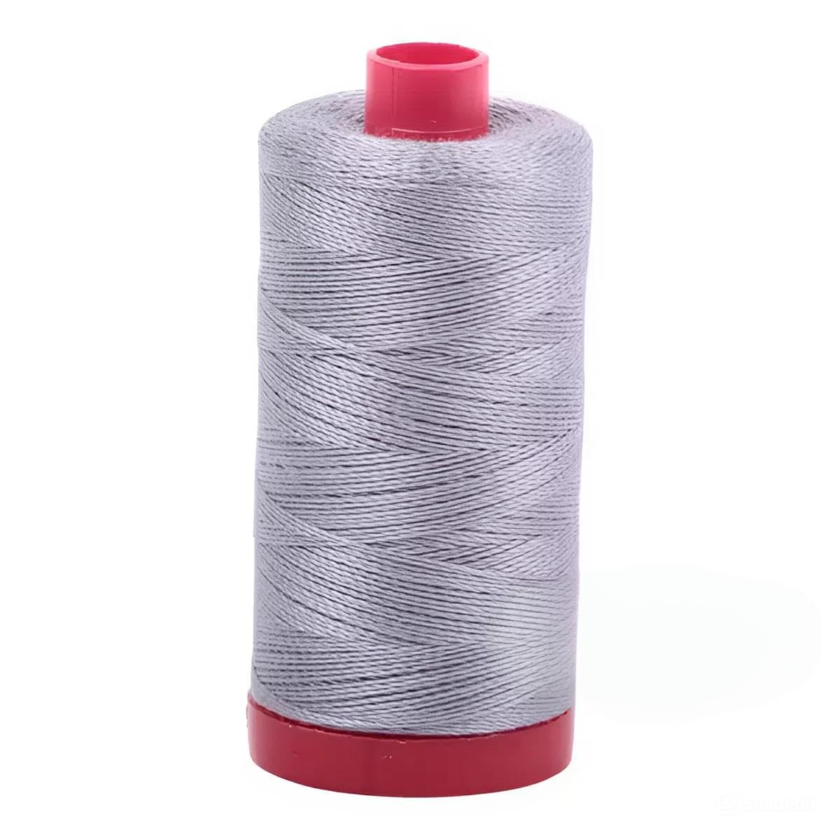 Fil de coton Aurifil 12 W Évitez les casses en broderie main avec ce fil gris solide
