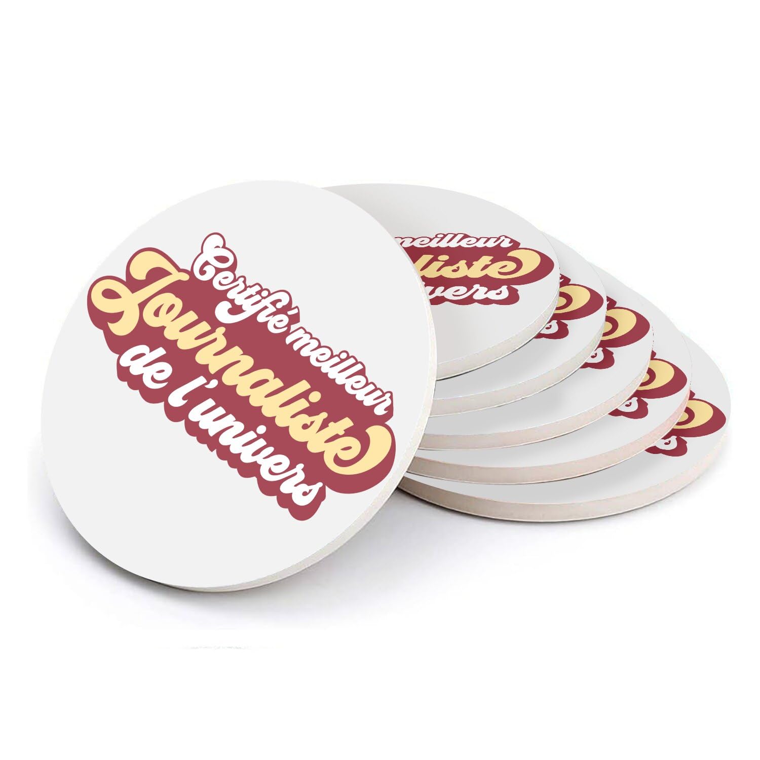 Sous-verres ronds en céramique sur le bureau d'un reporter média au quotidien