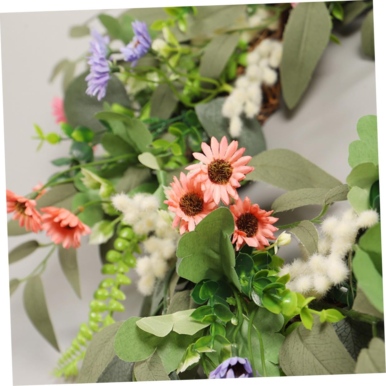 DOITOOL Künstlicher Eukalyptuskranz Hängende Sommerkranz mit Gänseblümchen als Haustürkranz Zeitlose Saisonale Wohnaccessoire Dekoration für Abschlussfest und Sommerfest