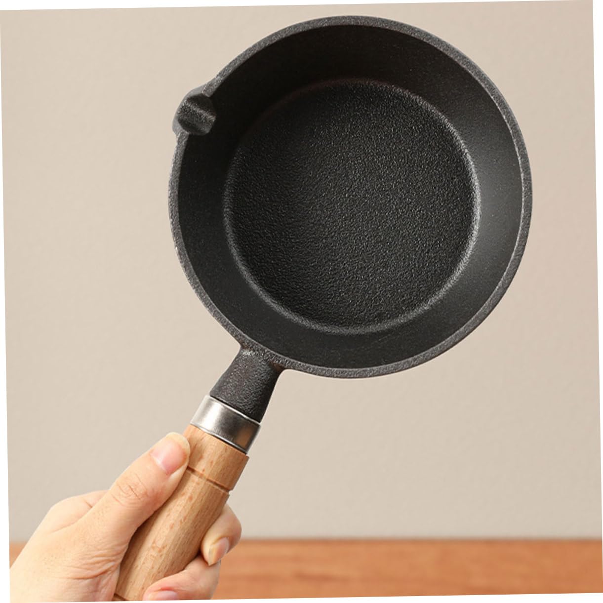 SHINEOFI Mini Gusseisen Pfanne mit Holzgriff Robuste Antihaftbeschichtete Saucepfanne für Milch Öl und Butter Kompakt und Tragbar für Herd und Outdoor-camping Höhe