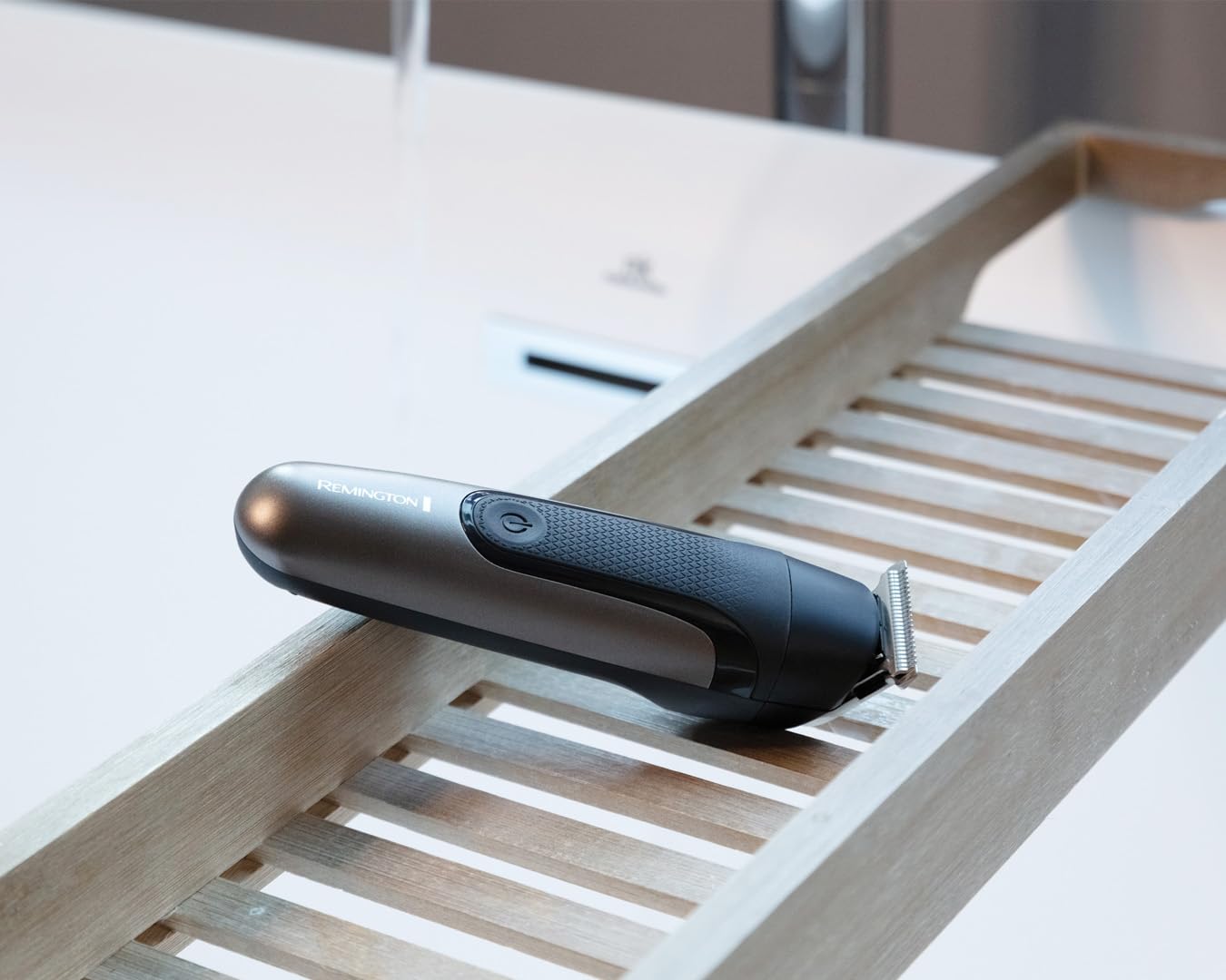 Remington ONE Rasoio Elettrico Multiuso, 10 Testine e Pettini, Impermeabile | Batteria al Litio a Lunga Durata, Autonomia 60 Minuti con Ricarica USB-C, Accessori per Cura di Corpo Naso e Orecchie