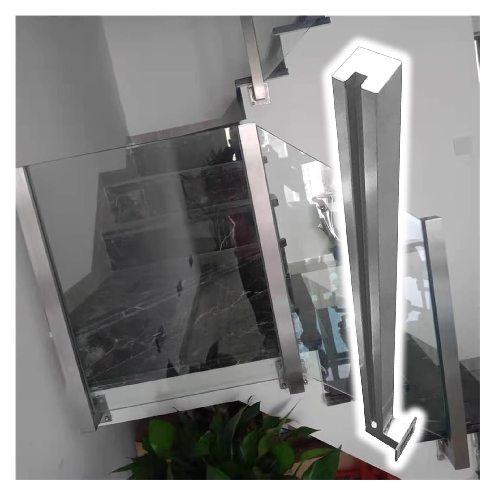 Poteau de garde-corps en verre pour sécuriser escalier et couloir sans encombrer le sol