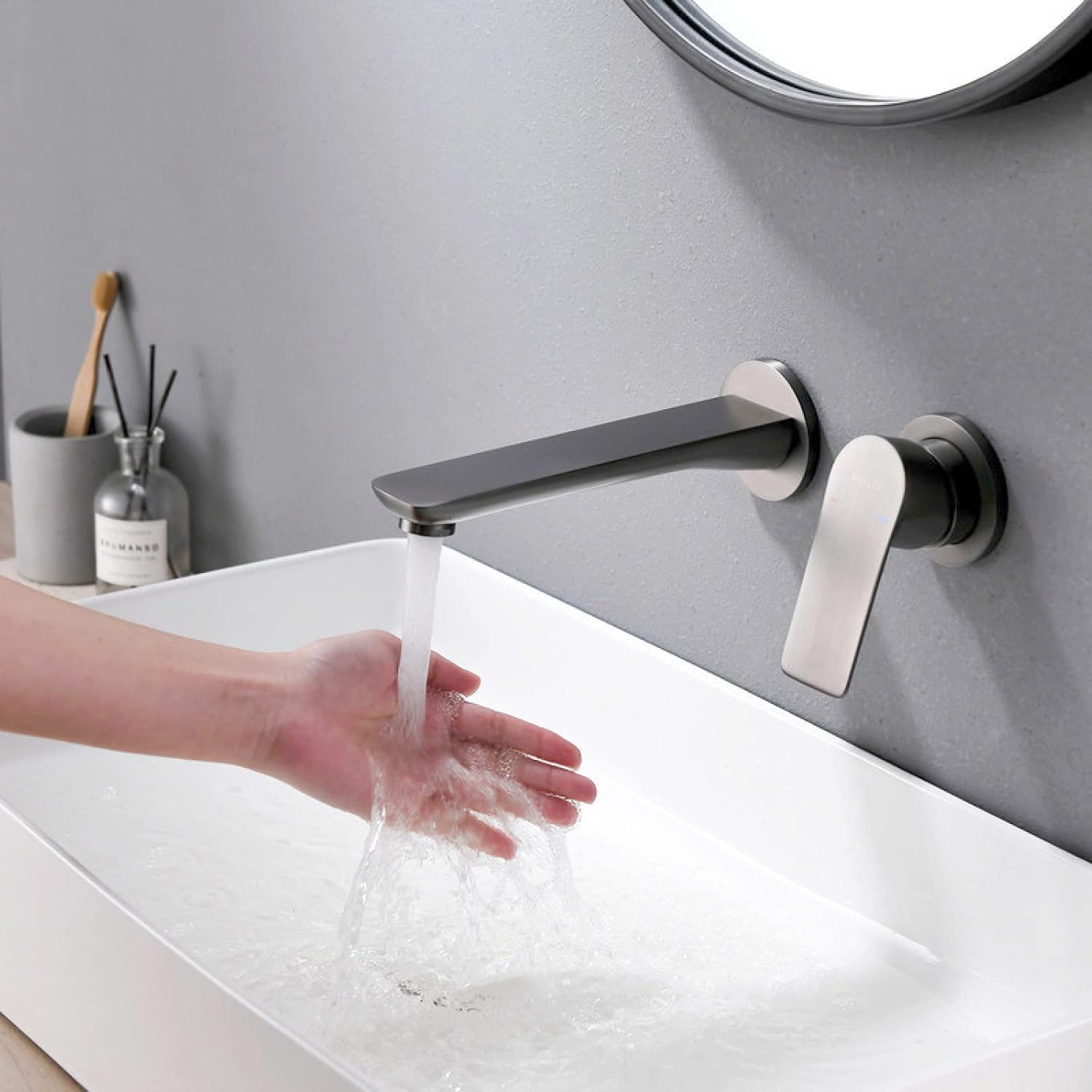 壁の蛇口バスルームシンク、洗面台キッチンバスルームの蛇口360度回転スパウト、壁取り付け蛇口真鍮洗面台の蛇口、温水冷水制御、シングル