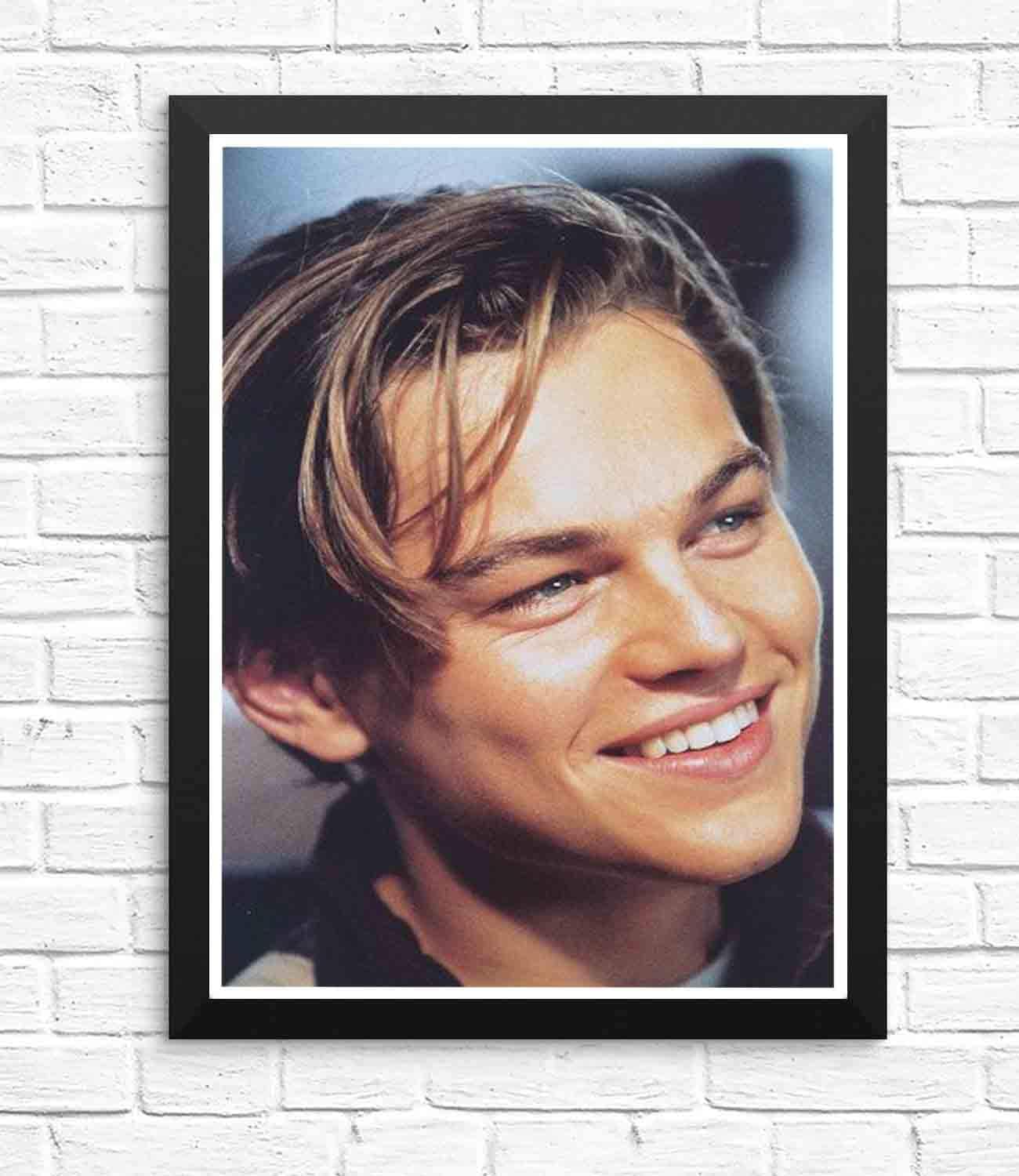 Amazon Co Jp ぶら下げ絵画 映画タイタニックの笑顔でジャック ドーソンとしてレオナルド ディカプリオポスター サイズ 33x43cm 額縁を送る