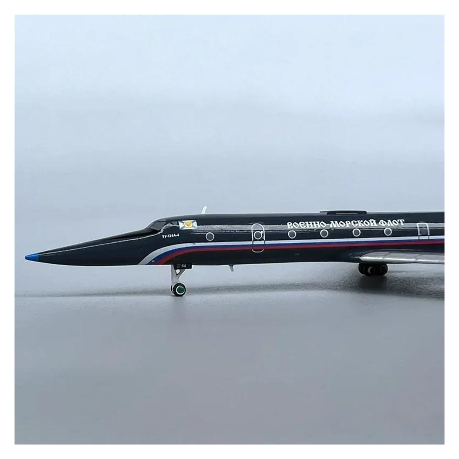 Diecast samolot zabawki w skali 1/400 dla rosyjskich sił powietrznych TU134UBL CRUSTYB RF12037 modele samolotów do zbierania i wyświetlania modeli samolotów do kolekcji