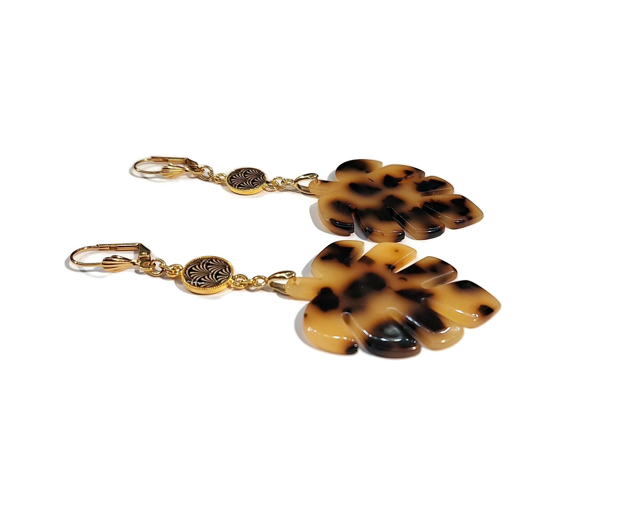 Boucles d'oreilles monstera en or 24k et résine végétale chic
