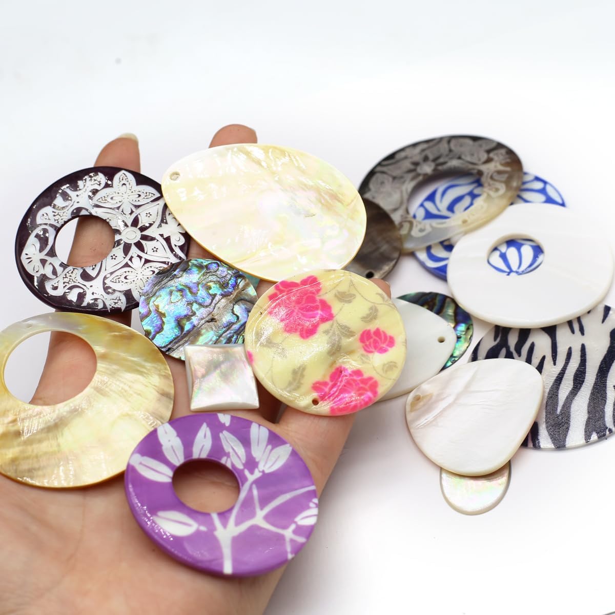 LE SKY 20 Pcs Natural Shell Pendants Multiple Shape Colorful Shell Bead Ornament Elegant Patterns Painted Charms for Jewelry Making Decorative Home - Image 3