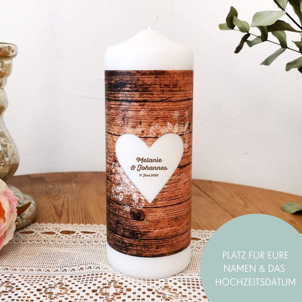 Weddix Vintage Hochzeitskerze mit Namen Datum in Holzoptik mit Herz und Spitze - Traukerze 8x23 cm groß zur Hochzeit mit Spruch Rundumdruck