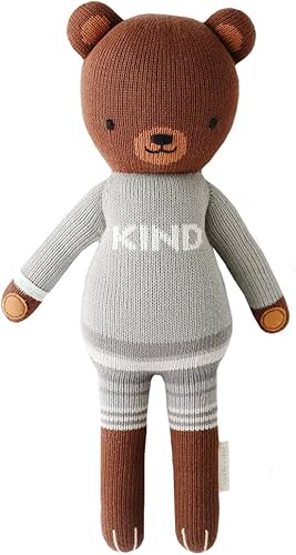 cuddle + kind Oliver The Bear Doll - Muñecas hechas a mano con amor para decoración de guardería, animales de peluche de calidad de reliquia de