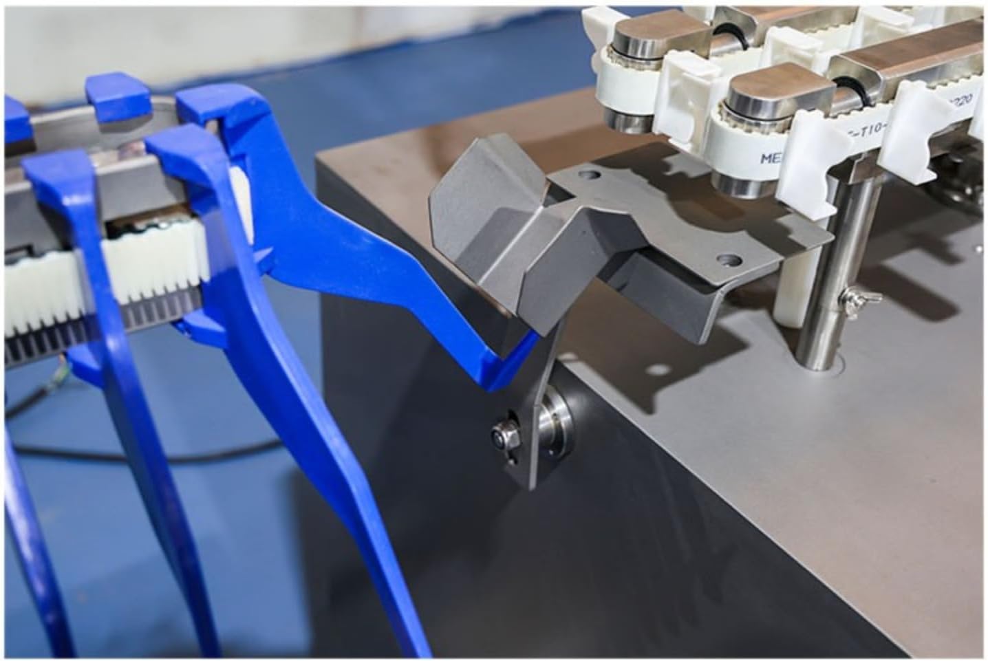 Commercial automatic vertical sausage filling machine, made of stainless steel, with adjustable speed, suitable for home, commercial kitchens, and restaurants.