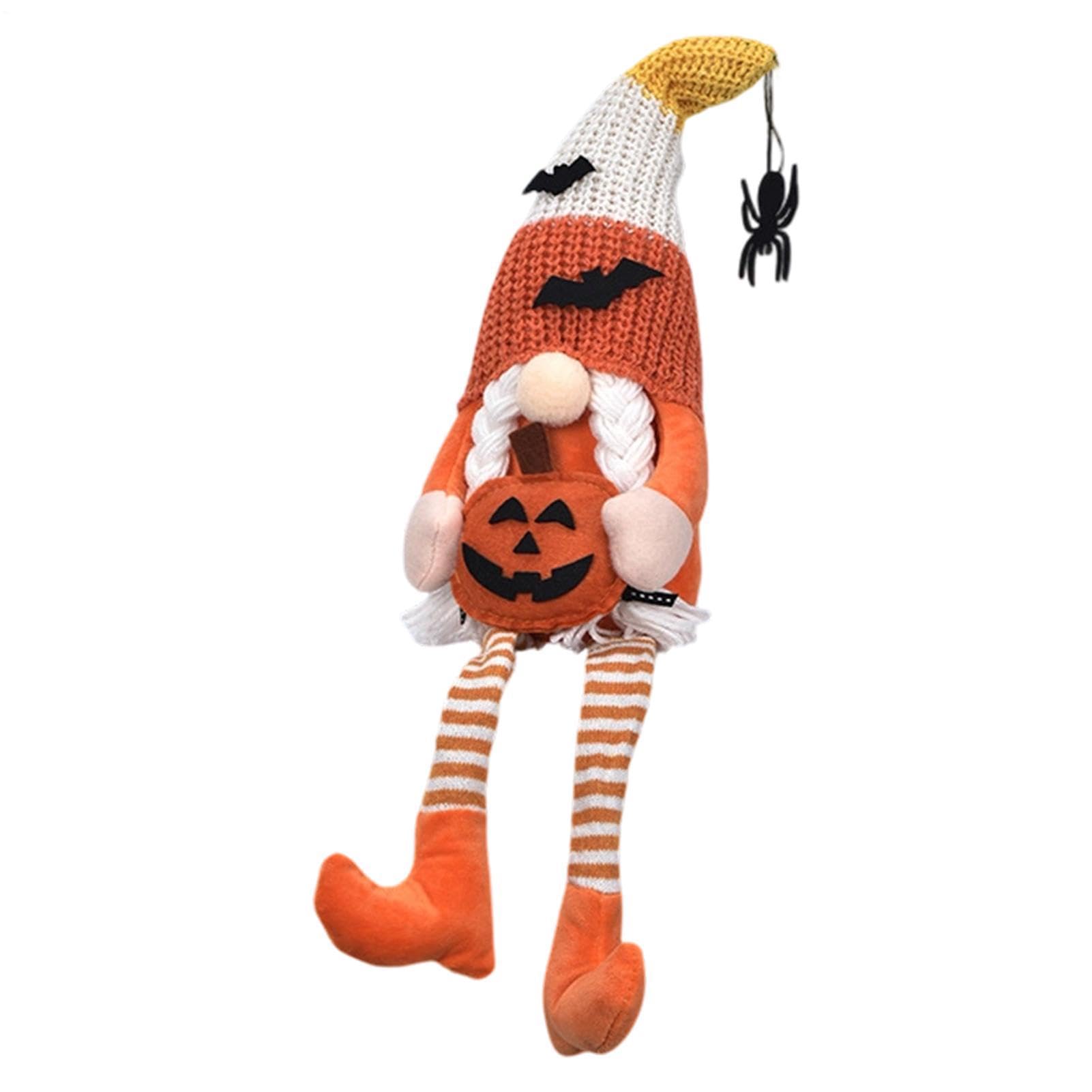 Gnomes d'Halloween en peluche sur le canape du salon pour embellir l'appartement