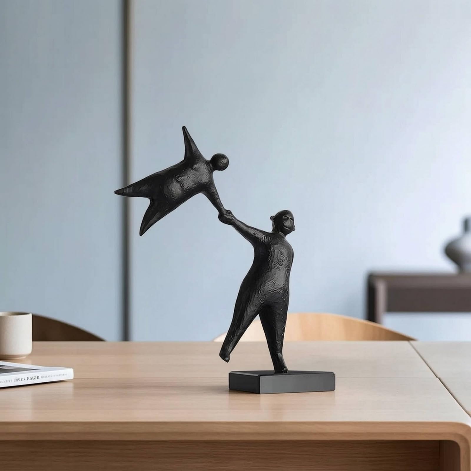 Adorno Escultural Resina con Dos Figuras Estilizadas Inclinada y Acabado Mate para Estante Compacto Acuada para Ambiente Creativo