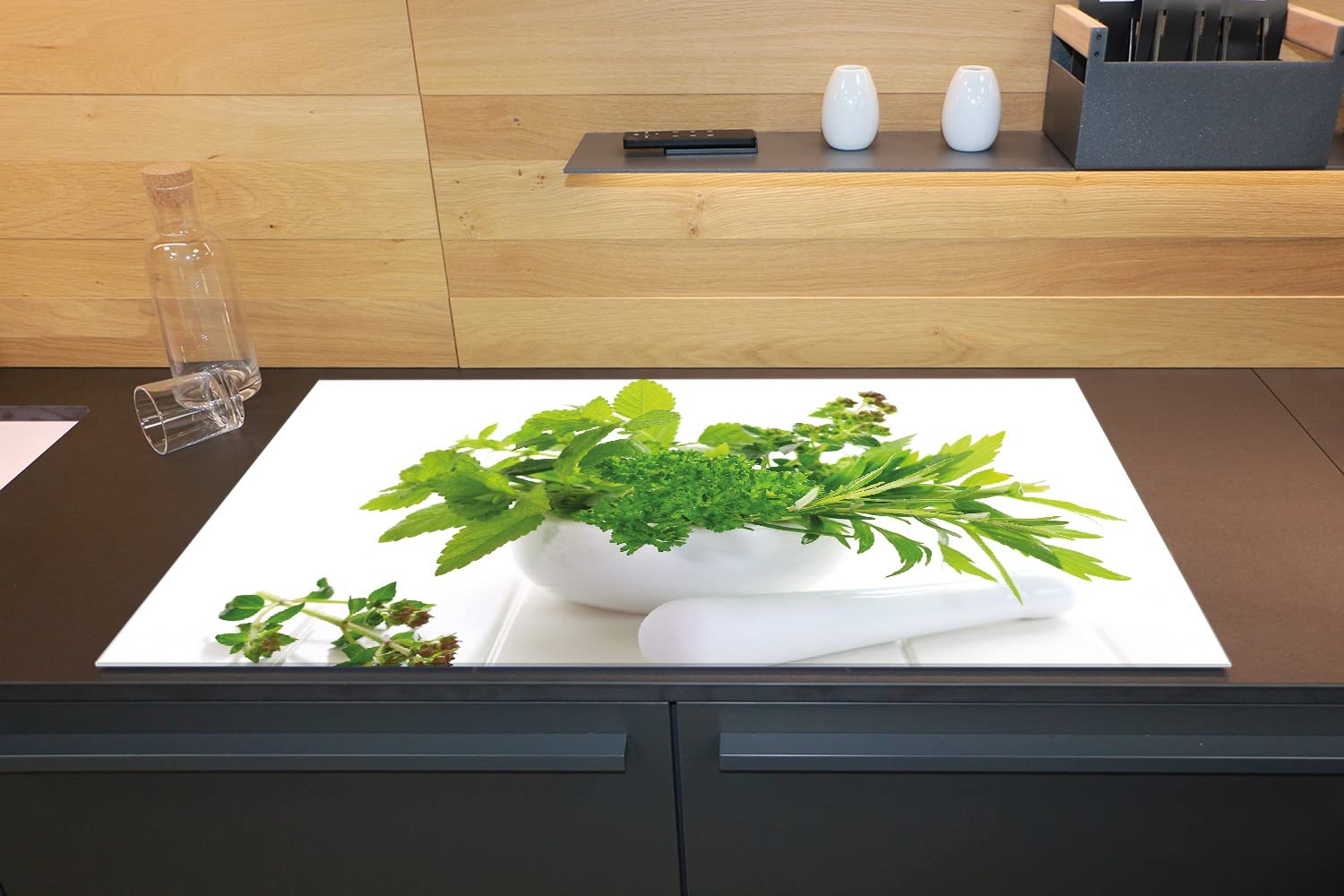 Wallario Herdabdeckplatte/Spritzschutz aus Glas, 1-teilig, 90x52cm, für Ceran- und Induktionsherde, Welt der Kräuter - Verschiedene Kräuter in einem weißen Mörser