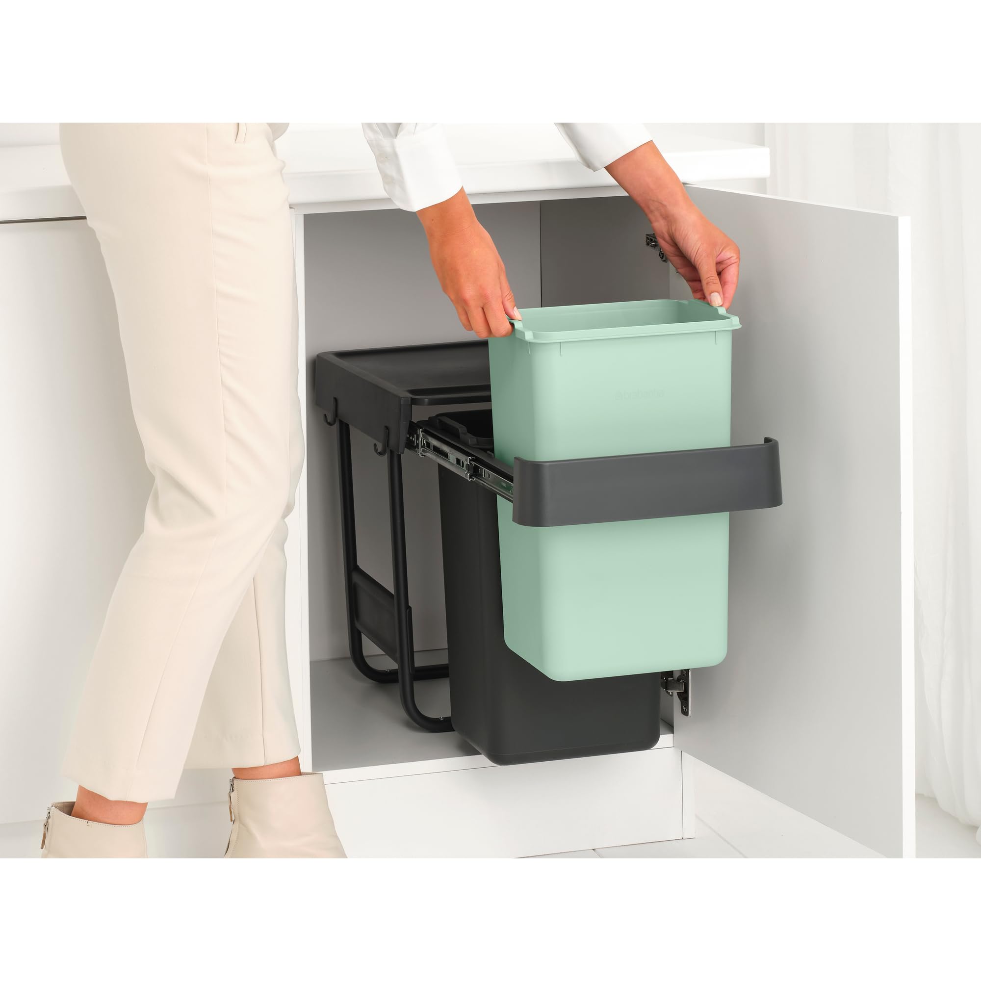 Brabantia Sort & Go Ausziehmülleimer | 2 x 15 l Einbaumülleimer für die Unterschranktür | Integrierte Doppel-Mülltrennungseinheit, leichtgängige Schiene, herausnehmbarer Inneneimer | Grey & Green