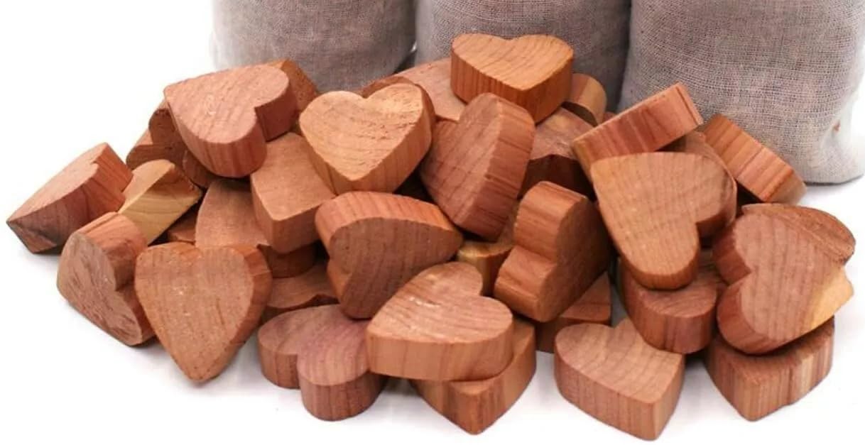 Aromatic Moth Cedar Hearts Anti Mildew Wood Insect Repellent Balls Rings Anti Moth Cedar Wood Blocks, Natural Wood for Moth Protection for Clothes, WARDROBES, Drawers, Storage Boxes 20 PCS