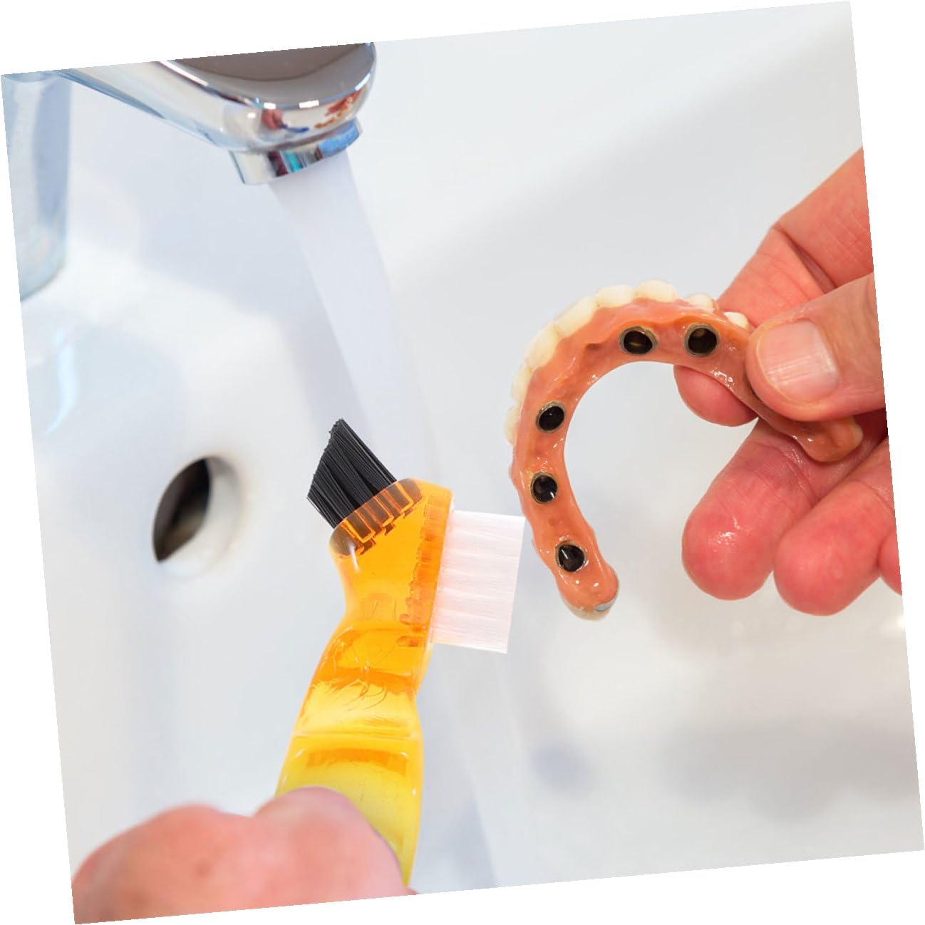 Spazzolino per Protesi 3 Pezzi Mini Creativo in Plastico per Pulizia Protesi Dentarie Pratico e Comodo da Portare a Casa