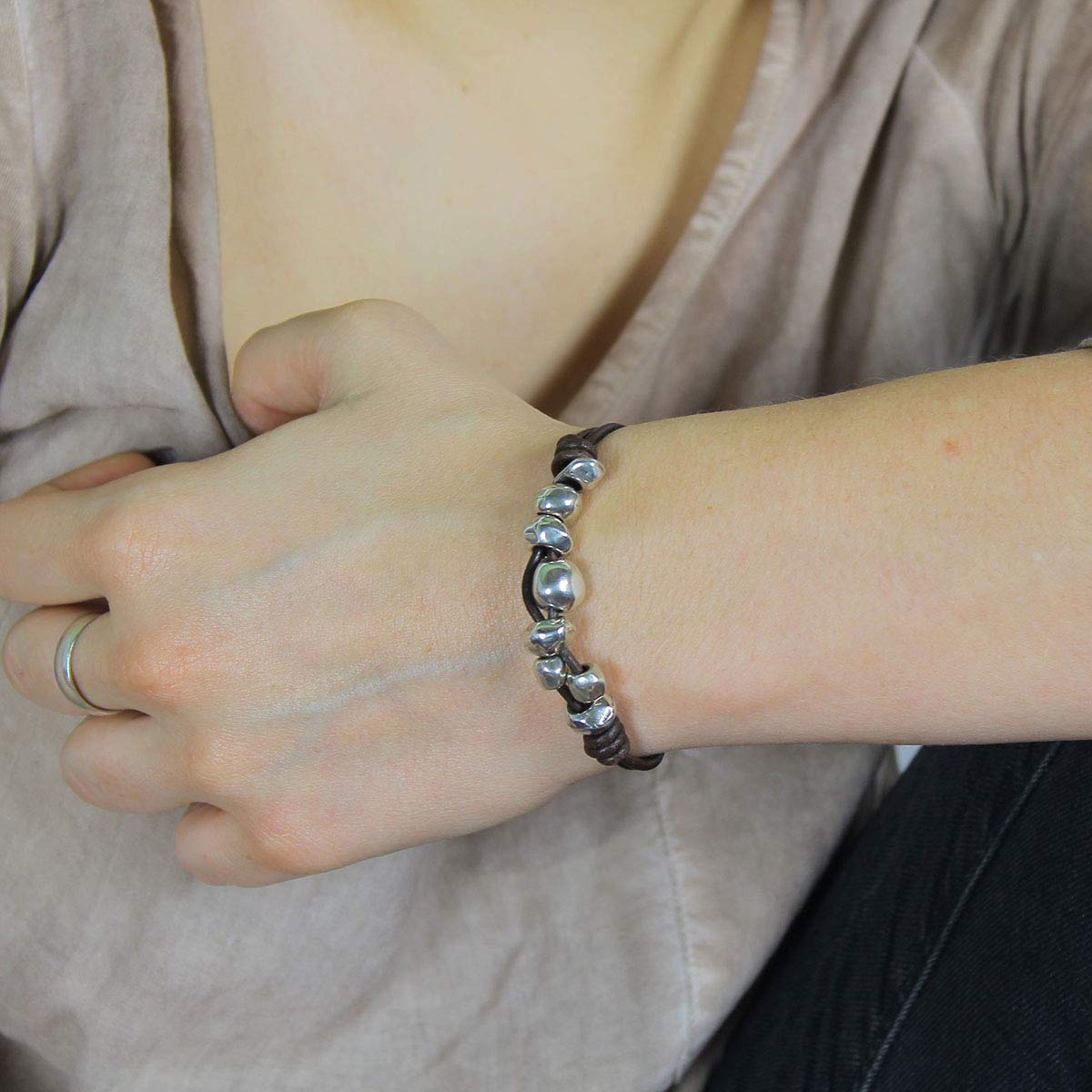 Hecho a mano, con cuentas de zamak para mujer - Pulsera de cuero para mujer hecha por Intendenciajewels - Plateado - Brazalete con cuero y zamak - Pulsera ajustable de 16-19,5 cm.