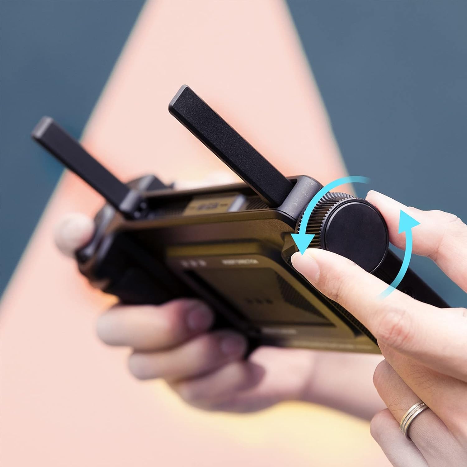 User adjusting focus/zoom wheel on Zhiyun MasterEye VC100