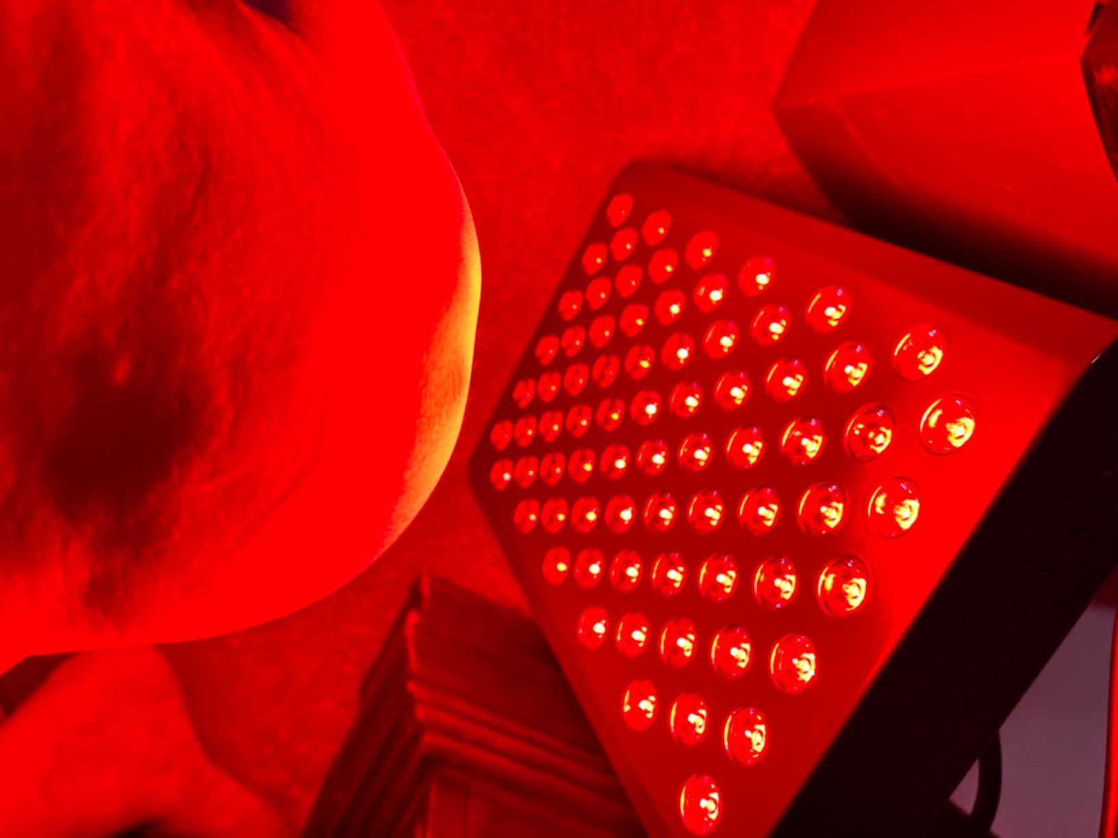 Red and near-infrared light technology chart showing wavelengths and use cases for full body and targeted sessions