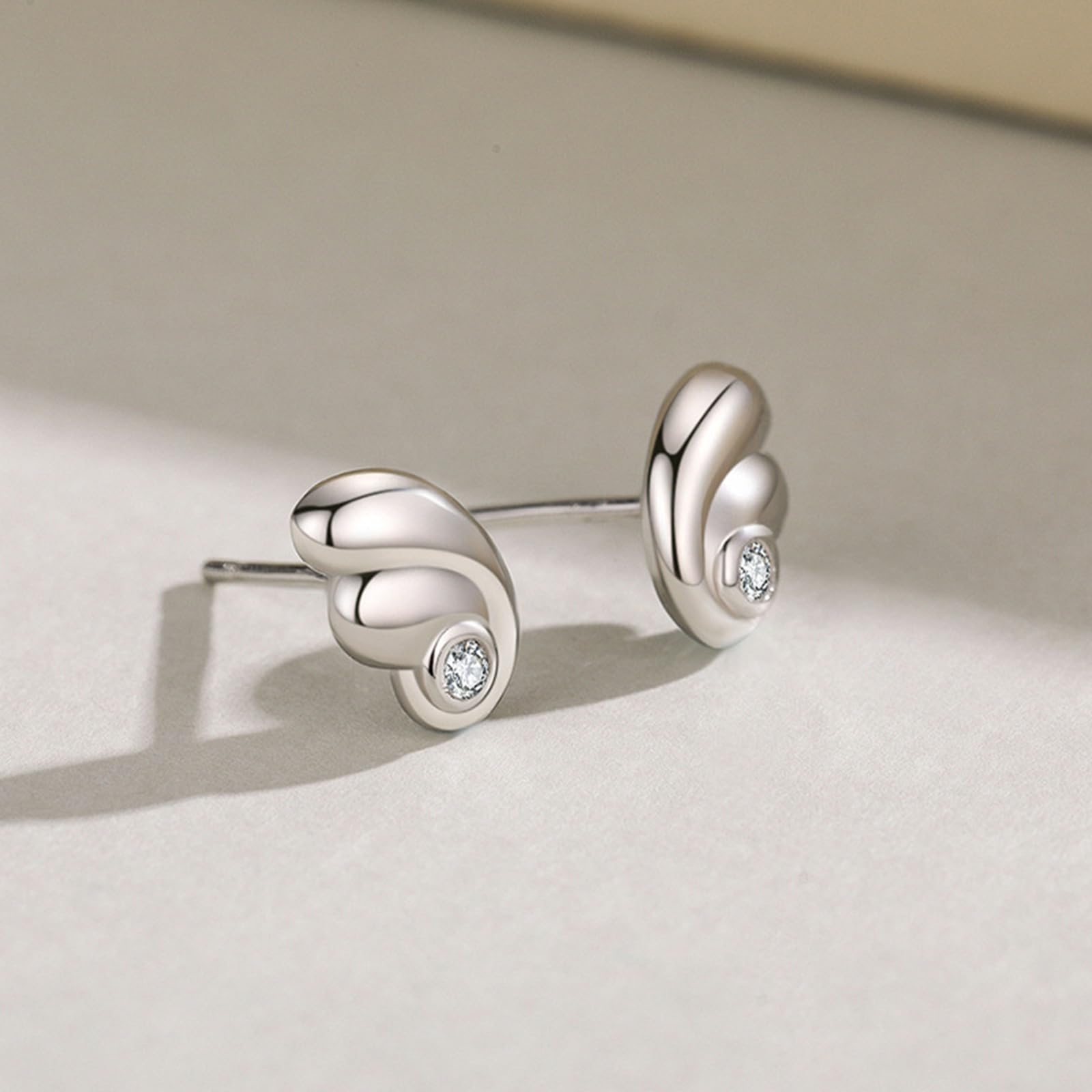 Pendientes de tuerca para mujer, oro blanco y platino, alas de ángel con moissanita