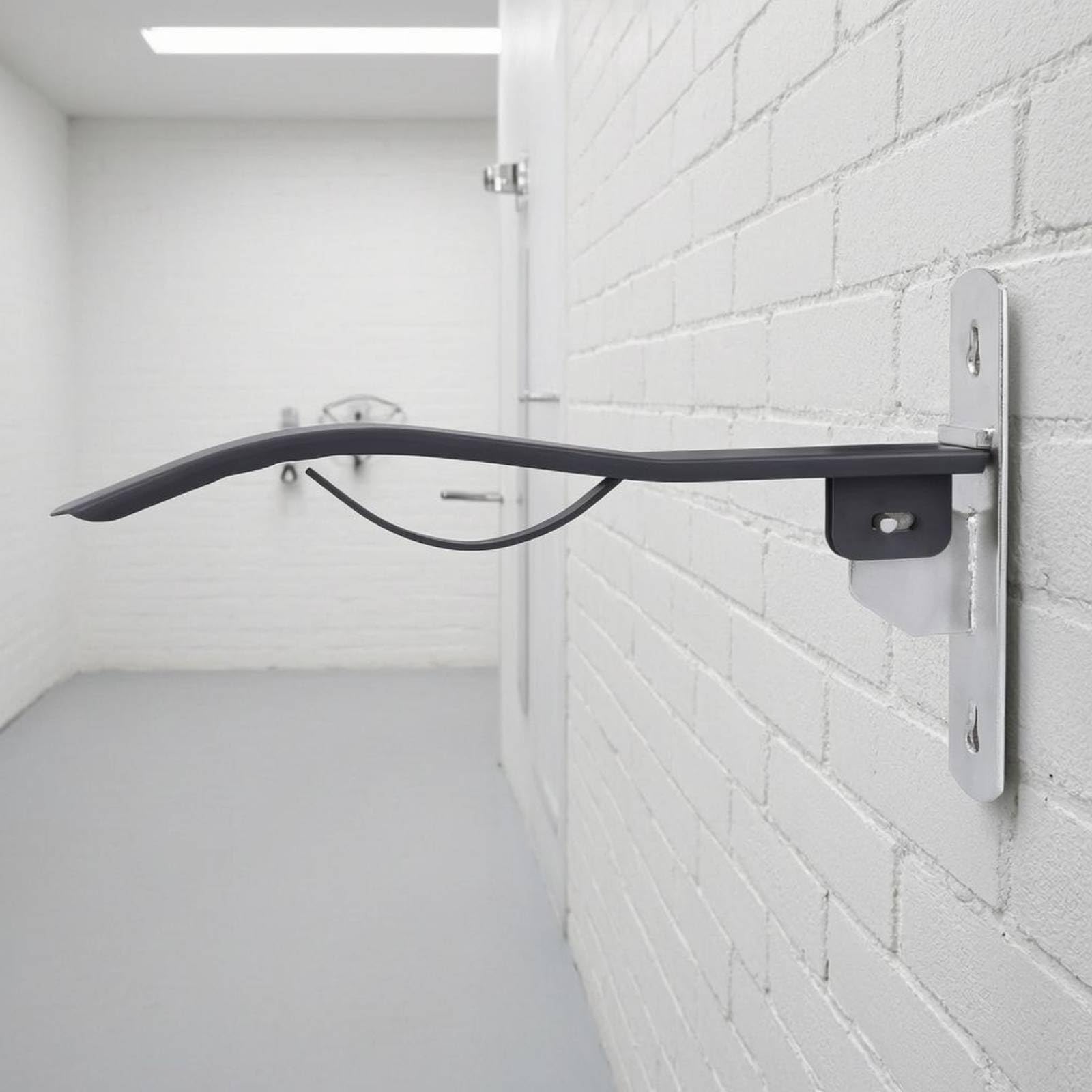 Porta Sella da Parete Rack Staffa Appendisella Struttura in Metallo Braccio Curvo Pieghevole Installazione Resistente Adatto per Stalle Manutenzione Ambienti Equestri Soluzione Salvaspazio