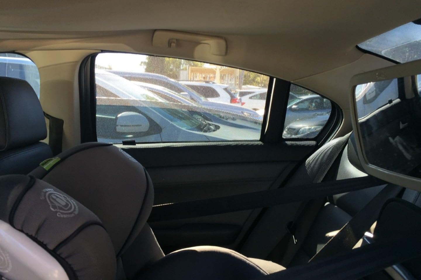 Snap Shades do osłony tylnej szyby samochodu Holden Commodore/Calais Sedan 4. generacji (VE/VF; 2006-2017)