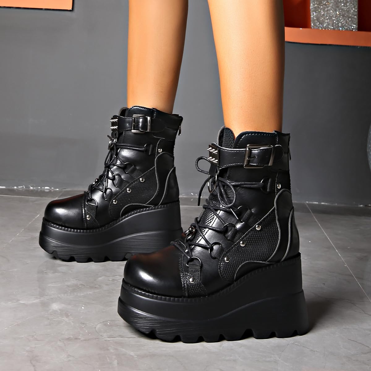 Plataforma gruesa gótica de las mujeres cuñas Botas de tobillo con cadena Corazón remache Punk Botas de motocicleta de la mitad de la ternera Cuñas de cremallera del dedo del pie redondo Tacones