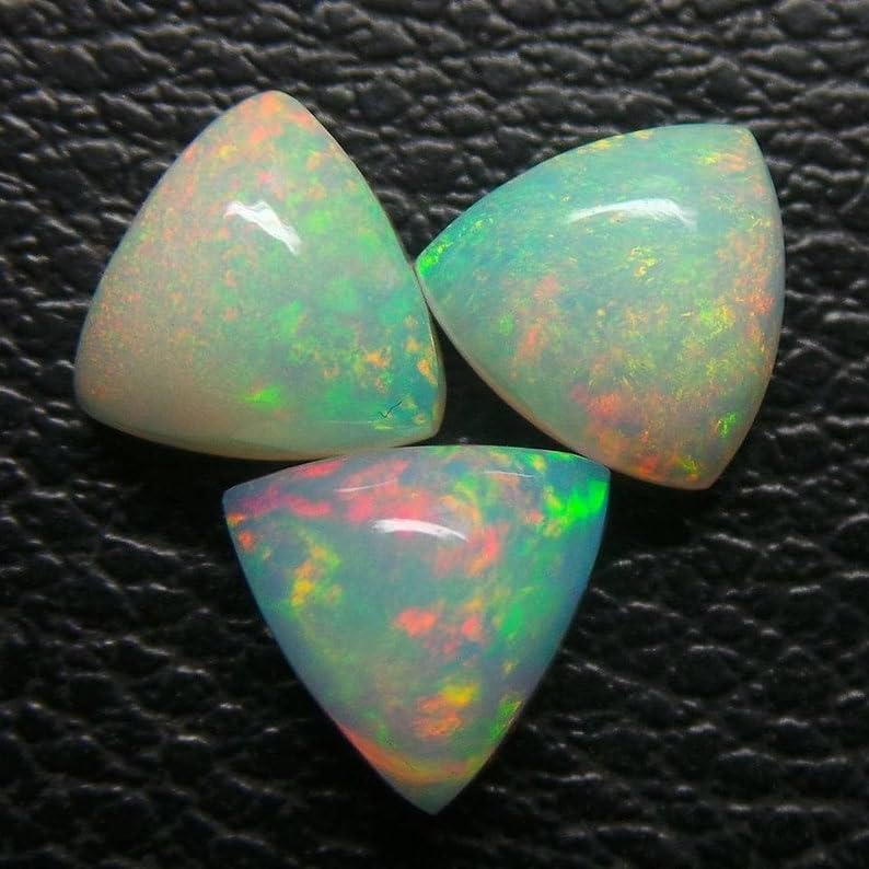 Opale éthiopienne naturelle cabochon aux reflets magiques